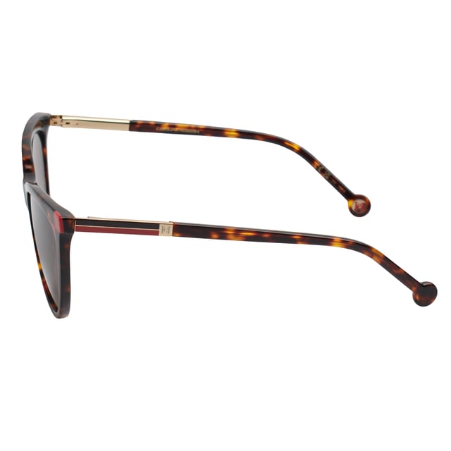 Estas gafas de sol Carolina Herrera presentan una estética elegante y definida, diseñada para mujeres que buscan destacar con un estilo sofisticado y contemporáneo.

Forma y diseño:

- Silueta mariposa con líneas suaves y femeninas que aportan definición al rostro.
- Perfil estilizado con contornos sutiles que equilibran estilo y confort.

Material de la montura:
- Acetato de alta calidad con acabado pulido y duradero.

Detalles de la marca:
- Logotipo Carolina Herrera grabado en las varillas.
- Terminales decorados con el distintivo emblema circular CH.

Lentes:
- Lentes con filtro UV 100%, ideales para proteger los ojos en entornos soleados.
- Tratamiento antirreflejo que mejora la claridad visual y reduce el deslumbramiento.

Contenido: 
- Gafas de sol, estuche, pañuelo y folleto.
 Medidas: Ancho lente: 57 mm. Puente: 15 mm. Patillas: 145 mm
 Composición: Acetato
 Cuidados:
Lavar solo con agua o, si fuese necesario, un jabón suave.
Secar con el paño suave para evitar rayaduras.
Evitar el contacto con superficies rigurosas o líquidos abrasivos.