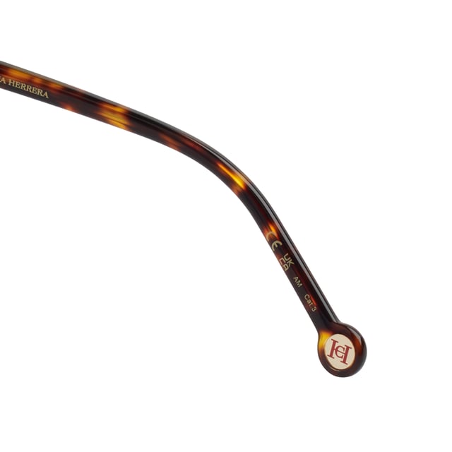 Estas gafas de sol Carolina Herrera presentan una estética elegante y definida, diseñada para mujeres que buscan destacar con un estilo sofisticado y contemporáneo.

Forma y diseño:

- Silueta mariposa con líneas suaves y femeninas que aportan definición al rostro.
- Perfil estilizado con contornos sutiles que equilibran estilo y confort.

Material de la montura:
- Acetato de alta calidad con acabado pulido y duradero.

Detalles de la marca:
- Logotipo Carolina Herrera grabado en las varillas.
- Terminales decorados con el distintivo emblema circular CH.

Lentes:
- Lentes con filtro UV 100%, ideales para proteger los ojos en entornos soleados.
- Tratamiento antirreflejo que mejora la claridad visual y reduce el deslumbramiento.

Contenido: 
- Gafas de sol, estuche, pañuelo y folleto.
 Medidas: Ancho lente: 57 mm. Puente: 15 mm. Patillas: 145 mm
 Composición: Acetato
 Cuidados:
Lavar solo con agua o, si fuese necesario, un jabón suave.
Secar con el paño suave para evitar rayaduras.
Evitar el contacto con superficies rigurosas o líquidos abrasivos.