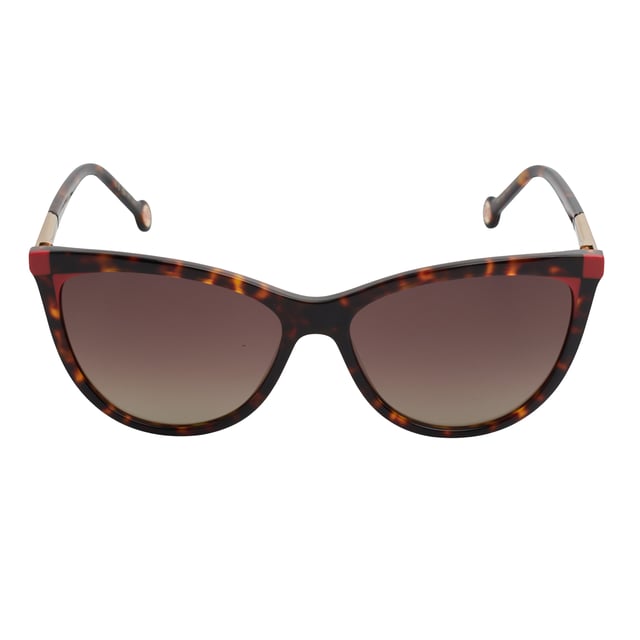 Estas gafas de sol Carolina Herrera presentan una estética elegante y definida, diseñada para mujeres que buscan destacar con un estilo sofisticado y contemporáneo.

Forma y diseño:

- Silueta mariposa con líneas suaves y femeninas que aportan definición al rostro.
- Perfil estilizado con contornos sutiles que equilibran estilo y confort.

Material de la montura:
- Acetato de alta calidad con acabado pulido y duradero.

Detalles de la marca:
- Logotipo Carolina Herrera grabado en las varillas.
- Terminales decorados con el distintivo emblema circular CH.

Lentes:
- Lentes con filtro UV 100%, ideales para proteger los ojos en entornos soleados.
- Tratamiento antirreflejo que mejora la claridad visual y reduce el deslumbramiento.

Contenido: 
- Gafas de sol, estuche, pañuelo y folleto.
 Medidas: Ancho lente: 57 mm. Puente: 15 mm. Patillas: 145 mm
 Composición: Acetato
 Cuidados:
Lavar solo con agua o, si fuese necesario, un jabón suave.
Secar con el paño suave para evitar rayaduras.
Evitar el contacto con superficies rigurosas o líquidos abrasivos.