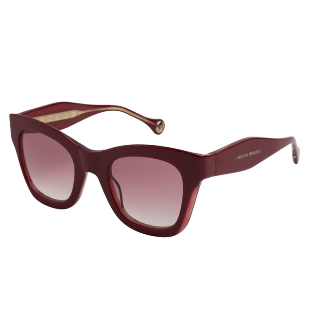 Diseño envolvente y sofisticación atemporal en una silueta que define el carácter elegante de Carolina Herrera.

Forma y diseño:
- Estas gafas de sol presentan una forma de mariposa ligeramente angulada.
- La estructura de líneas suaves aporta un toque contemporáneo.

Material de la montura:
- Montura completa fabricada en acetato de alta calidad.
- El acabado pulido añade una sensación táctil agradable y un aspecto visual impecable.

Detalles de la marca:
- El logotipo Carolina Herrera está delicadamente grabado en la varilla exterior.
- Las terminaciones de las patillas incluyen el emblema circular con las iniciales CH, sello distintivo de la firma.

Lentes:
- Lentes con filtro de protección UV 100%, ideales para uso diario en exteriores.
- Tratamiento antirreflejo que mejora la experiencia visual y reduce el deslumbramiento.

Contenido: 
- Gafas de sol, estuche, pañuelo y folleto.
 Medidas: Ancho lente: 50 mm. Puente: 24 mm. Patillas: 145 mm
 Composición: Acetato
 Cuidados:
Lavar solo con agua o, si fuese necesario, un jabón suave.
Secar con el paño suave para evitar rayaduras.
Evitar el contacto con superficies rigurosas o líquidos abrasivos.