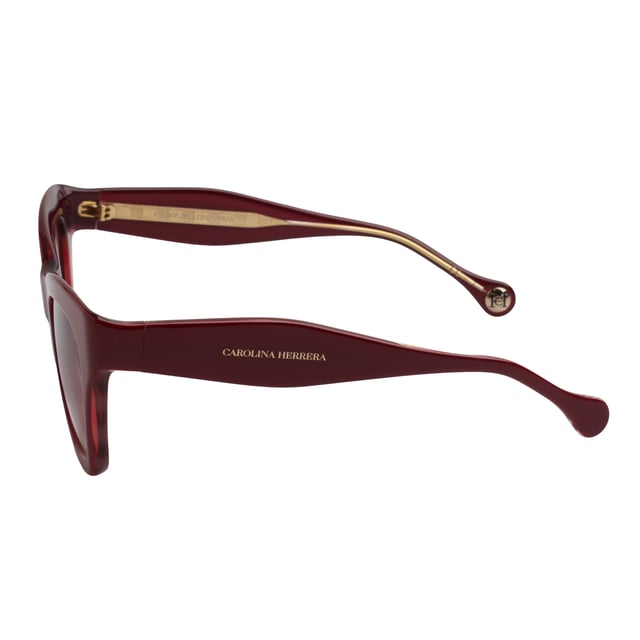 Diseño envolvente y sofisticación atemporal en una silueta que define el carácter elegante de Carolina Herrera.

Forma y diseño:
- Estas gafas de sol presentan una forma de mariposa ligeramente angulada.
- La estructura de líneas suaves aporta un toque contemporáneo.

Material de la montura:
- Montura completa fabricada en acetato de alta calidad.
- El acabado pulido añade una sensación táctil agradable y un aspecto visual impecable.

Detalles de la marca:
- El logotipo Carolina Herrera está delicadamente grabado en la varilla exterior.
- Las terminaciones de las patillas incluyen el emblema circular con las iniciales CH, sello distintivo de la firma.

Lentes:
- Lentes con filtro de protección UV 100%, ideales para uso diario en exteriores.
- Tratamiento antirreflejo que mejora la experiencia visual y reduce el deslumbramiento.

Contenido: 
- Gafas de sol, estuche, pañuelo y folleto.
 Medidas: Ancho lente: 50 mm. Puente: 24 mm. Patillas: 145 mm
 Composición: Acetato
 Cuidados:
Lavar solo con agua o, si fuese necesario, un jabón suave.
Secar con el paño suave para evitar rayaduras.
Evitar el contacto con superficies rigurosas o líquidos abrasivos.