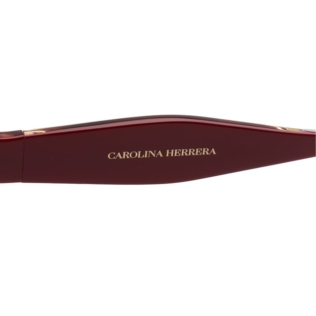 Diseño envolvente y sofisticación atemporal en una silueta que define el carácter elegante de Carolina Herrera.

Forma y diseño:
- Estas gafas de sol presentan una forma de mariposa ligeramente angulada.
- La estructura de líneas suaves aporta un toque contemporáneo.

Material de la montura:
- Montura completa fabricada en acetato de alta calidad.
- El acabado pulido añade una sensación táctil agradable y un aspecto visual impecable.

Detalles de la marca:
- El logotipo Carolina Herrera está delicadamente grabado en la varilla exterior.
- Las terminaciones de las patillas incluyen el emblema circular con las iniciales CH, sello distintivo de la firma.

Lentes:
- Lentes con filtro de protección UV 100%, ideales para uso diario en exteriores.
- Tratamiento antirreflejo que mejora la experiencia visual y reduce el deslumbramiento.

Contenido: 
- Gafas de sol, estuche, pañuelo y folleto.
 Medidas: Ancho lente: 50 mm. Puente: 24 mm. Patillas: 145 mm
 Composición: Acetato
 Cuidados:
Lavar solo con agua o, si fuese necesario, un jabón suave.
Secar con el paño suave para evitar rayaduras.
Evitar el contacto con superficies rigurosas o líquidos abrasivos.