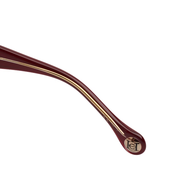 Diseño envolvente y sofisticación atemporal en una silueta que define el carácter elegante de Carolina Herrera.

Forma y diseño:
- Estas gafas de sol presentan una forma de mariposa ligeramente angulada.
- La estructura de líneas suaves aporta un toque contemporáneo.

Material de la montura:
- Montura completa fabricada en acetato de alta calidad.
- El acabado pulido añade una sensación táctil agradable y un aspecto visual impecable.

Detalles de la marca:
- El logotipo Carolina Herrera está delicadamente grabado en la varilla exterior.
- Las terminaciones de las patillas incluyen el emblema circular con las iniciales CH, sello distintivo de la firma.

Lentes:
- Lentes con filtro de protección UV 100%, ideales para uso diario en exteriores.
- Tratamiento antirreflejo que mejora la experiencia visual y reduce el deslumbramiento.

Contenido: 
- Gafas de sol, estuche, pañuelo y folleto.
 Medidas: Ancho lente: 50 mm. Puente: 24 mm. Patillas: 145 mm
 Composición: Acetato
 Cuidados:
Lavar solo con agua o, si fuese necesario, un jabón suave.
Secar con el paño suave para evitar rayaduras.
Evitar el contacto con superficies rigurosas o líquidos abrasivos.