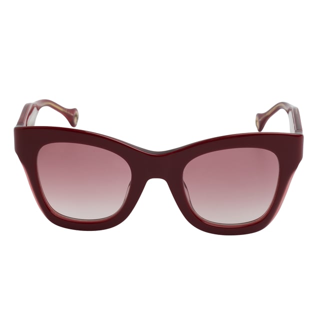 Diseño envolvente y sofisticación atemporal en una silueta que define el carácter elegante de Carolina Herrera.

Forma y diseño:
- Estas gafas de sol presentan una forma de mariposa ligeramente angulada.
- La estructura de líneas suaves aporta un toque contemporáneo.

Material de la montura:
- Montura completa fabricada en acetato de alta calidad.
- El acabado pulido añade una sensación táctil agradable y un aspecto visual impecable.

Detalles de la marca:
- El logotipo Carolina Herrera está delicadamente grabado en la varilla exterior.
- Las terminaciones de las patillas incluyen el emblema circular con las iniciales CH, sello distintivo de la firma.

Lentes:
- Lentes con filtro de protección UV 100%, ideales para uso diario en exteriores.
- Tratamiento antirreflejo que mejora la experiencia visual y reduce el deslumbramiento.

Contenido: 
- Gafas de sol, estuche, pañuelo y folleto.
 Medidas: Ancho lente: 50 mm. Puente: 24 mm. Patillas: 145 mm
 Composición: Acetato
 Cuidados:
Lavar solo con agua o, si fuese necesario, un jabón suave.
Secar con el paño suave para evitar rayaduras.
Evitar el contacto con superficies rigurosas o líquidos abrasivos.