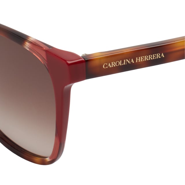 Estas gafas de sol Carolina Herrera destacan por su equilibrio entre sofisticación y frescura. Su forma envolvente y el contraste de colores en el frontal aportan un estilo refinado y contemporáneo, ideal para mujeres que desean realzar su look con un accesorio distintivo y femenino.

Forma y diseño:
- Silueta mariposa suavemente angular, que aporta carácter sin perder elegancia.
- Puente ligeramente arqueado y patillas curvas para un ajuste cómodo y seguro.

Material de la montura:
- La montura de estas gafas está fabricada en acetato, un material plástico.
- El acetato proporciona durabilidad, flexibilidad y un acabado liso a la montura.

Patillas de acetato:
- Las patillas también están hechas de acetato, a juego con el material de la montura.
- El acetato en las patillas las hace livianas y cómodas de llevar.

Detalles de la marca:
- Grabado de la marca Carolina Herrera en las patillas.
- Estos elementos de diseño ayudan a identificar claramente el modelo como parte de la colección de gafas Carolina Herrera.

Lentes:
- Lentes con protección UV 100%.

Contenido: 
- Gafas de sol, estuche, pañuelo y folleto.
 Medidas: Alto lente: 49 mm. Ancho lente: 57 mm. Puente: 16 mm. Patillas: 145 mm.
 Composición: Acetato
 Cuidados:
Lavar solo con agua o, si fuese necesario, un jabón suave.
Secar con el paño suave para evitar rayaduras.
Evitar el contacto con superficies rigurosas o líquidos abrasivos.