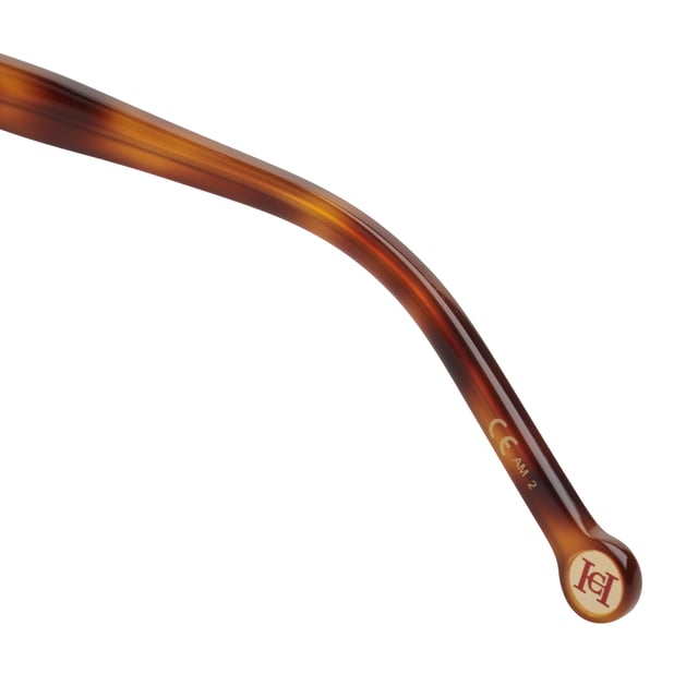 Estas gafas de sol Carolina Herrera destacan por su equilibrio entre sofisticación y frescura. Su forma envolvente y el contraste de colores en el frontal aportan un estilo refinado y contemporáneo, ideal para mujeres que desean realzar su look con un accesorio distintivo y femenino.

Forma y diseño:
- Silueta mariposa suavemente angular, que aporta carácter sin perder elegancia.
- Puente ligeramente arqueado y patillas curvas para un ajuste cómodo y seguro.

Material de la montura:
- La montura de estas gafas está fabricada en acetato, un material plástico.
- El acetato proporciona durabilidad, flexibilidad y un acabado liso a la montura.

Patillas de acetato:
- Las patillas también están hechas de acetato, a juego con el material de la montura.
- El acetato en las patillas las hace livianas y cómodas de llevar.

Detalles de la marca:
- Grabado de la marca Carolina Herrera en las patillas.
- Estos elementos de diseño ayudan a identificar claramente el modelo como parte de la colección de gafas Carolina Herrera.

Lentes:
- Lentes con protección UV 100%.

Contenido: 
- Gafas de sol, estuche, pañuelo y folleto.
 Medidas: Alto lente: 49 mm. Ancho lente: 57 mm. Puente: 16 mm. Patillas: 145 mm.
 Composición: Acetato
 Cuidados:
Lavar solo con agua o, si fuese necesario, un jabón suave.
Secar con el paño suave para evitar rayaduras.
Evitar el contacto con superficies rigurosas o líquidos abrasivos.