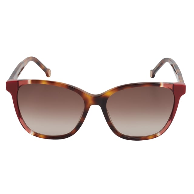 Estas gafas de sol Carolina Herrera destacan por su equilibrio entre sofisticación y frescura. Su forma envolvente y el contraste de colores en el frontal aportan un estilo refinado y contemporáneo, ideal para mujeres que desean realzar su look con un accesorio distintivo y femenino.

Forma y diseño:
- Silueta mariposa suavemente angular, que aporta carácter sin perder elegancia.
- Puente ligeramente arqueado y patillas curvas para un ajuste cómodo y seguro.

Material de la montura:
- La montura de estas gafas está fabricada en acetato, un material plástico.
- El acetato proporciona durabilidad, flexibilidad y un acabado liso a la montura.

Patillas de acetato:
- Las patillas también están hechas de acetato, a juego con el material de la montura.
- El acetato en las patillas las hace livianas y cómodas de llevar.

Detalles de la marca:
- Grabado de la marca Carolina Herrera en las patillas.
- Estos elementos de diseño ayudan a identificar claramente el modelo como parte de la colección de gafas Carolina Herrera.

Lentes:
- Lentes con protección UV 100%.

Contenido: 
- Gafas de sol, estuche, pañuelo y folleto.
 Medidas: Alto lente: 49 mm. Ancho lente: 57 mm. Puente: 16 mm. Patillas: 145 mm.
 Composición: Acetato
 Cuidados:
Lavar solo con agua o, si fuese necesario, un jabón suave.
Secar con el paño suave para evitar rayaduras.
Evitar el contacto con superficies rigurosas o líquidos abrasivos.