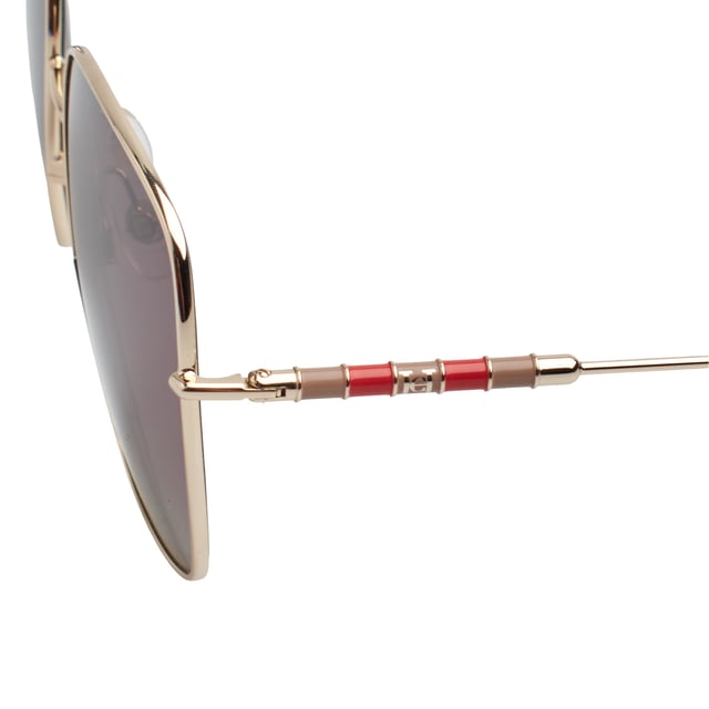 CH0035S sunglasses with metal frame.

 Shape and design:
 - These sunglasses feature a square, soft-edged silhouette that balances structured elegance with modern lines.

 Frame material:
 - The frame is made of lightweight metal, ensuring strength without sacrificing comfort.

 Metal temples:
 - The temples are also made of metal, matching the frame material.
 - The metal on the temples adds strength and stability to the frame of the glasses.

 Brand details:
 - Round emblem with the brand's insignia integrated into the temples.
 - Contrasting decorative inserts that add a distinctive touch to the design.

 Glasses:
 - Lenses with 100% UV protection filter, ideal for daily outdoor use.
 Measures: Lens height: 56 mm. Lens width: 59 mm. Bridge: 19 mm. Temples: 145 mm.
 Composition: Metal
 Care:
Wash only with water or, if necessary, a mild soap.
 Dry with a soft cloth to avoid scratches.
 Avoid contact with harsh surfaces or abrasive liquids.