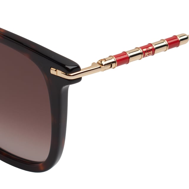 These Carolina Herrera sunglasses fuse contemporary design with timeless elegance in a softened square silhouette, ideal for elevating any style with ease and distinction.

 Shape and design:
 - Square silhouette with softly rounded edges.
 - Wrap-around design provides a comfortable and flattering fit.

 Frame material:
 - Combination of acetate on the front with ultra-light metal temples.
 - Acetate terminals that guarantee comfort and stability during prolonged use.

 Brand details:
 - Distinctive Carolina Herrera logo on temples.
 - Temples decorated with elegant enamelled metal rings.

 Glasses:
 - Lenses with 100% UV protection filter, ideal for safe sun exposure.
 Measures: Lens width: 56 mm. Bridge: 16 mm. Temples: 145 mm.
 Composition: Acetate
 Care:
Wash only with water or, if necessary, a mild soap.
 Dry with a soft cloth to avoid scratches.
 Avoid contact with harsh surfaces or abrasive liquids.