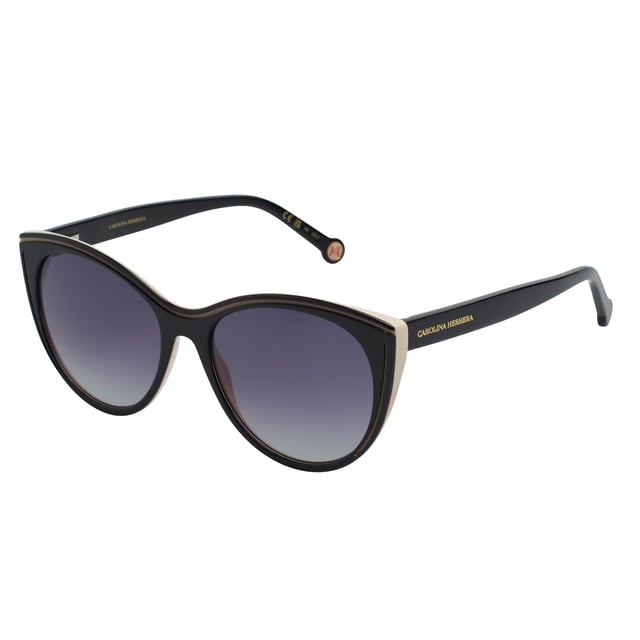 Estas gafas de sol Carolina Herrera fusionan el diseño elegante con detalles distintivos que elevan cualquier look con sutileza y sofisticación.

Forma y diseño:
- Silueta mariposa con líneas envolventes, que favorece la estructura facial y proyecta una estética femenina con carácter.
- Frontal con curvatura superior marcada, aportando una expresión refinada y actual.

Material de la montura:
- Montura de acetato de alta calidad con bordes contrastados, que aportan rigidez estructural y un acabado lujoso.

Detalles de la marca:
- Logotipo Carolina Herrera grabado con precisión en las varillas.
- Terminal circular decorado con el emblema CH, símbolo de identidad de la firma.

Lentes:
- Protección UV 100% para un uso seguro frente a la exposición solar.
- Tratamiento antirreflejo para una visión más clara y sin distracciones.

Contenido: 
- Gafas de sol, estuche, pañuelo y folleto.
 Medidas: Ancho lente: 56 mm. Puente: 17 mm. Patillas: 145 mm
 Composición: Acetato
 Cuidados:
Lavar solo con agua o, si fuese necesario, un jabón suave.
Secar con el paño suave para evitar rayaduras.
Evitar el contacto con superficies rigurosas o líquidos abrasivos.