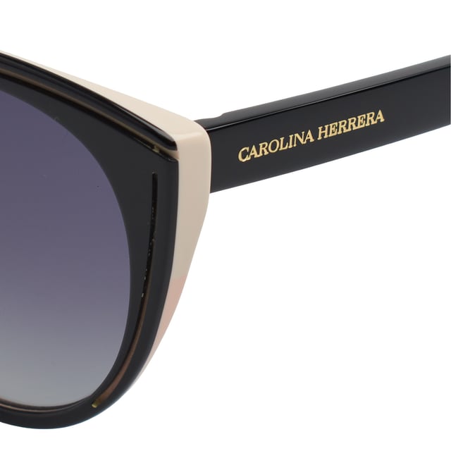 Estas gafas de sol Carolina Herrera fusionan el diseño elegante con detalles distintivos que elevan cualquier look con sutileza y sofisticación.

Forma y diseño:
- Silueta mariposa con líneas envolventes, que favorece la estructura facial y proyecta una estética femenina con carácter.
- Frontal con curvatura superior marcada, aportando una expresión refinada y actual.

Material de la montura:
- Montura de acetato de alta calidad con bordes contrastados, que aportan rigidez estructural y un acabado lujoso.

Detalles de la marca:
- Logotipo Carolina Herrera grabado con precisión en las varillas.
- Terminal circular decorado con el emblema CH, símbolo de identidad de la firma.

Lentes:
- Protección UV 100% para un uso seguro frente a la exposición solar.
- Tratamiento antirreflejo para una visión más clara y sin distracciones.

Contenido: 
- Gafas de sol, estuche, pañuelo y folleto.
 Medidas: Ancho lente: 56 mm. Puente: 17 mm. Patillas: 145 mm
 Composición: Acetato
 Cuidados:
Lavar solo con agua o, si fuese necesario, un jabón suave.
Secar con el paño suave para evitar rayaduras.
Evitar el contacto con superficies rigurosas o líquidos abrasivos.