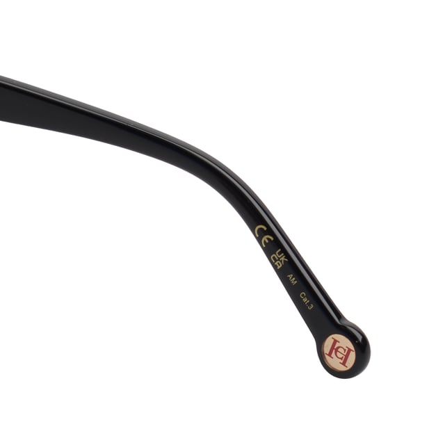 Estas gafas de sol Carolina Herrera fusionan el diseño elegante con detalles distintivos que elevan cualquier look con sutileza y sofisticación.

Forma y diseño:
- Silueta mariposa con líneas envolventes, que favorece la estructura facial y proyecta una estética femenina con carácter.
- Frontal con curvatura superior marcada, aportando una expresión refinada y actual.

Material de la montura:
- Montura de acetato de alta calidad con bordes contrastados, que aportan rigidez estructural y un acabado lujoso.

Detalles de la marca:
- Logotipo Carolina Herrera grabado con precisión en las varillas.
- Terminal circular decorado con el emblema CH, símbolo de identidad de la firma.

Lentes:
- Protección UV 100% para un uso seguro frente a la exposición solar.
- Tratamiento antirreflejo para una visión más clara y sin distracciones.

Contenido: 
- Gafas de sol, estuche, pañuelo y folleto.
 Medidas: Ancho lente: 56 mm. Puente: 17 mm. Patillas: 145 mm
 Composición: Acetato
 Cuidados:
Lavar solo con agua o, si fuese necesario, un jabón suave.
Secar con el paño suave para evitar rayaduras.
Evitar el contacto con superficies rigurosas o líquidos abrasivos.