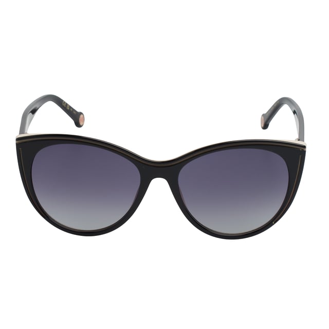 Estas gafas de sol Carolina Herrera fusionan el diseño elegante con detalles distintivos que elevan cualquier look con sutileza y sofisticación.

Forma y diseño:
- Silueta mariposa con líneas envolventes, que favorece la estructura facial y proyecta una estética femenina con carácter.
- Frontal con curvatura superior marcada, aportando una expresión refinada y actual.

Material de la montura:
- Montura de acetato de alta calidad con bordes contrastados, que aportan rigidez estructural y un acabado lujoso.

Detalles de la marca:
- Logotipo Carolina Herrera grabado con precisión en las varillas.
- Terminal circular decorado con el emblema CH, símbolo de identidad de la firma.

Lentes:
- Protección UV 100% para un uso seguro frente a la exposición solar.
- Tratamiento antirreflejo para una visión más clara y sin distracciones.

Contenido: 
- Gafas de sol, estuche, pañuelo y folleto.
 Medidas: Ancho lente: 56 mm. Puente: 17 mm. Patillas: 145 mm
 Composición: Acetato
 Cuidados:
Lavar solo con agua o, si fuese necesario, un jabón suave.
Secar con el paño suave para evitar rayaduras.
Evitar el contacto con superficies rigurosas o líquidos abrasivos.