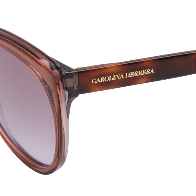 Estas gafas de sol Carolina Herrera combinan elegancia atemporal con una silueta femenina de inspiración mariposa, aportando una presencia sofisticada y refinada a cualquier conjunto.

Forma y diseño:
- Silueta mariposa suavemente redondeada, que favorece los rasgos y aporta un toque de distinción clásica.
- Curvatura fluida en el frontal que equilibra estilo y comodidad.

Material de la montura:
- Montura de acetato de alta calidad con acabado translúcido.

Detalles de la marca:
- Logotipo Carolina Herrera grabado con discreción en las varillas.
- Aplique metálico redondo en los terminales con las iniciales CH, distintivo de la casa.

Lentes:
- Lentes con filtro de protección UV 100%, ideales para uso diario en exteriores.
- Tratamiento antirreflejo que mejora la experiencia visual y reduce el deslumbramiento.

Contenido: 
- Gafas de sol, estuche, pañuelo y folleto.
 Medidas: Ancho lente: 57 mm. Puente: 19 mm. Patillas: 145 mm
 Composición: Acetato
 Cuidados:
Lavar solo con agua o, si fuese necesario, un jabón suave.
Secar con el paño suave para evitar rayaduras.
Evitar el contacto con superficies rigurosas o líquidos abrasivos.