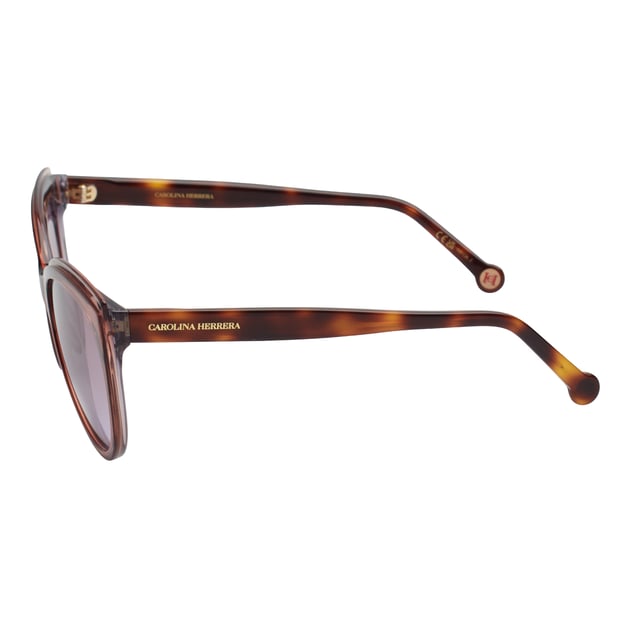 Estas gafas de sol Carolina Herrera combinan elegancia atemporal con una silueta femenina de inspiración mariposa, aportando una presencia sofisticada y refinada a cualquier conjunto.

Forma y diseño:
- Silueta mariposa suavemente redondeada, que favorece los rasgos y aporta un toque de distinción clásica.
- Curvatura fluida en el frontal que equilibra estilo y comodidad.

Material de la montura:
- Montura de acetato de alta calidad con acabado translúcido.

Detalles de la marca:
- Logotipo Carolina Herrera grabado con discreción en las varillas.
- Aplique metálico redondo en los terminales con las iniciales CH, distintivo de la casa.

Lentes:
- Lentes con filtro de protección UV 100%, ideales para uso diario en exteriores.
- Tratamiento antirreflejo que mejora la experiencia visual y reduce el deslumbramiento.

Contenido: 
- Gafas de sol, estuche, pañuelo y folleto.
 Medidas: Ancho lente: 57 mm. Puente: 19 mm. Patillas: 145 mm
 Composición: Acetato
 Cuidados:
Lavar solo con agua o, si fuese necesario, un jabón suave.
Secar con el paño suave para evitar rayaduras.
Evitar el contacto con superficies rigurosas o líquidos abrasivos.