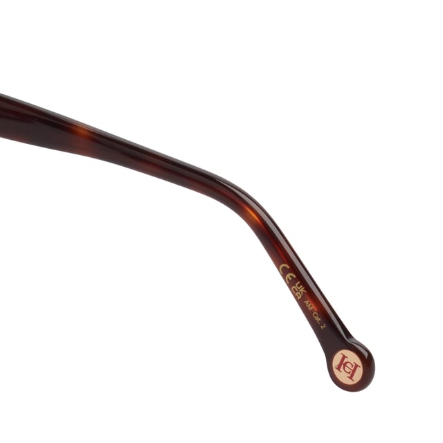 Estas gafas de sol Carolina Herrera combinan elegancia atemporal con una silueta femenina de inspiración mariposa, aportando una presencia sofisticada y refinada a cualquier conjunto.

Forma y diseño:
- Silueta mariposa suavemente redondeada, que favorece los rasgos y aporta un toque de distinción clásica.
- Curvatura fluida en el frontal que equilibra estilo y comodidad.

Material de la montura:
- Montura de acetato de alta calidad con acabado translúcido.

Detalles de la marca:
- Logotipo Carolina Herrera grabado con discreción en las varillas.
- Aplique metálico redondo en los terminales con las iniciales CH, distintivo de la casa.

Lentes:
- Lentes con filtro de protección UV 100%, ideales para uso diario en exteriores.
- Tratamiento antirreflejo que mejora la experiencia visual y reduce el deslumbramiento.

Contenido: 
- Gafas de sol, estuche, pañuelo y folleto.
 Medidas: Ancho lente: 57 mm. Puente: 19 mm. Patillas: 145 mm
 Composición: Acetato
 Cuidados:
Lavar solo con agua o, si fuese necesario, un jabón suave.
Secar con el paño suave para evitar rayaduras.
Evitar el contacto con superficies rigurosas o líquidos abrasivos.