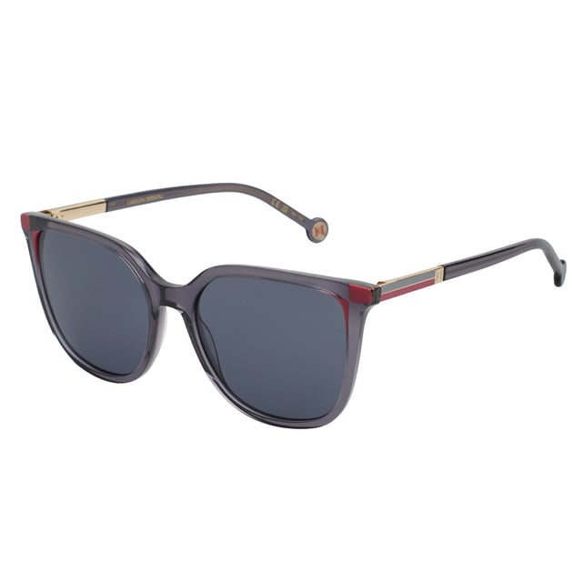 Estas gafas de sol Carolina Herrera combinan elegancia minimalista con detalles distintivos, diseñadas para ofrecer una estética refinada y moderna.

Detalles:
Forma y diseño:
- Silueta cuadrada ligeramente suavizada, que enmarca el rostro con precisión sin perder armonía.
- Diseño envolvente que proporciona una cobertura óptima y un look sofisticado.

Material de la montura:
- Montura en acetato pulido de alta calidad, con acabado translúcido.
- Patillas robustas con detalles metálicos y acentos decorativos en contraste, típicos de la firma.

Detalles de la marca:
- Logotipo CH esmaltado en las terminales, con diseño circular característico.
- Inserciones geométricas en las patillas, integradas con la línea de diseño icónica de Carolina Herrera.

Lentes:
- Lentes con filtro de protección UV 100%, ideales para uso diario en exteriores.
- Tratamiento antirreflejo que mejora la experiencia visual y reduce el deslumbramiento.

Contenido: 
- Gafas de sol, estuche, pañuelo y folleto.
 Medidas: Ancho lente: 54 mm. Puente: 17 mm. Patillas: 145 mm
 Composición: Acetato
 Cuidados:
Lavar solo con agua o, si fuese necesario, un jabón suave.
Secar con el paño suave para evitar rayaduras.
Evitar el contacto con superficies rigurosas o líquidos abrasivos.