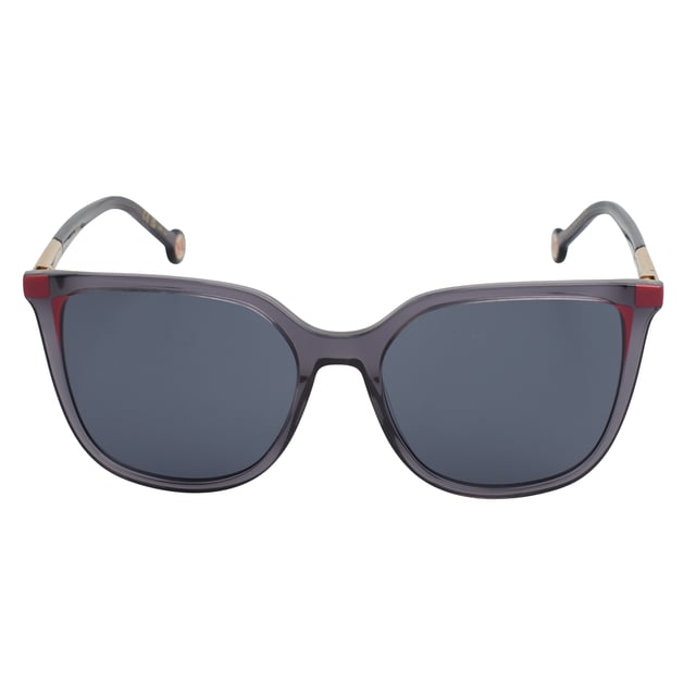 Estas gafas de sol Carolina Herrera combinan elegancia minimalista con detalles distintivos, diseñadas para ofrecer una estética refinada y moderna.

Detalles:
Forma y diseño:
- Silueta cuadrada ligeramente suavizada, que enmarca el rostro con precisión sin perder armonía.
- Diseño envolvente que proporciona una cobertura óptima y un look sofisticado.

Material de la montura:
- Montura en acetato pulido de alta calidad, con acabado translúcido.
- Patillas robustas con detalles metálicos y acentos decorativos en contraste, típicos de la firma.

Detalles de la marca:
- Logotipo CH esmaltado en las terminales, con diseño circular característico.
- Inserciones geométricas en las patillas, integradas con la línea de diseño icónica de Carolina Herrera.

Lentes:
- Lentes con filtro de protección UV 100%, ideales para uso diario en exteriores.
- Tratamiento antirreflejo que mejora la experiencia visual y reduce el deslumbramiento.

Contenido: 
- Gafas de sol, estuche, pañuelo y folleto.
 Medidas: Ancho lente: 54 mm. Puente: 17 mm. Patillas: 145 mm
 Composición: Acetato
 Cuidados:
Lavar solo con agua o, si fuese necesario, un jabón suave.
Secar con el paño suave para evitar rayaduras.
Evitar el contacto con superficies rigurosas o líquidos abrasivos.
