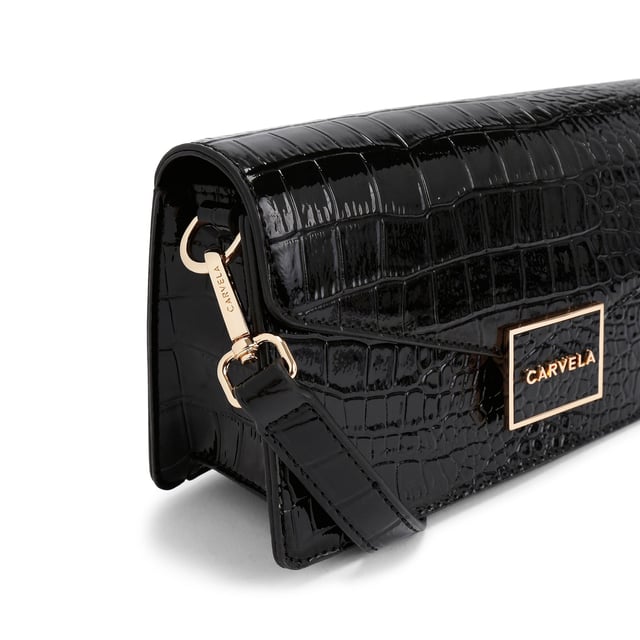 This Carvela Jessica East-West bag arrives in a black lizard embossed design. There is an envelope style flap with gold tone branding clasp. Dimensions: 13cm (H), 24cm (L), 7cm (D). Strap length: 130cm. Strap length: 51cm.