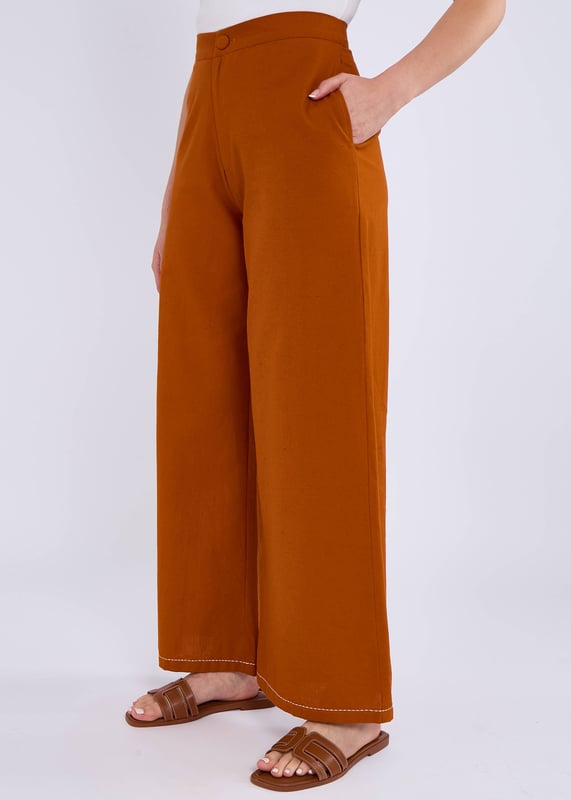 Verfraai je garderobe met onze Rust Contrast Embroidery Stitch Detail broek. Deze broek is gemaakt van hoogwaardige stof en heeft prachtige borduursels die een vleugje elegantie toevoegen aan elke outfit. Deze broek is perfect voor zowel casual als formele gelegenheden en biedt stijl en comfort. Een must-have toevoeging aan je kast.