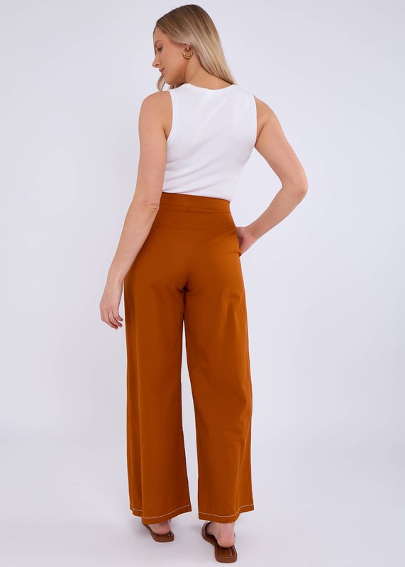Verfraai je garderobe met onze Rust Contrast Embroidery Stitch Detail broek. Deze broek is gemaakt van hoogwaardige stof en heeft prachtige borduursels die een vleugje elegantie toevoegen aan elke outfit. Deze broek is perfect voor zowel casual als formele gelegenheden en biedt stijl en comfort. Een must-have toevoeging aan je kast.