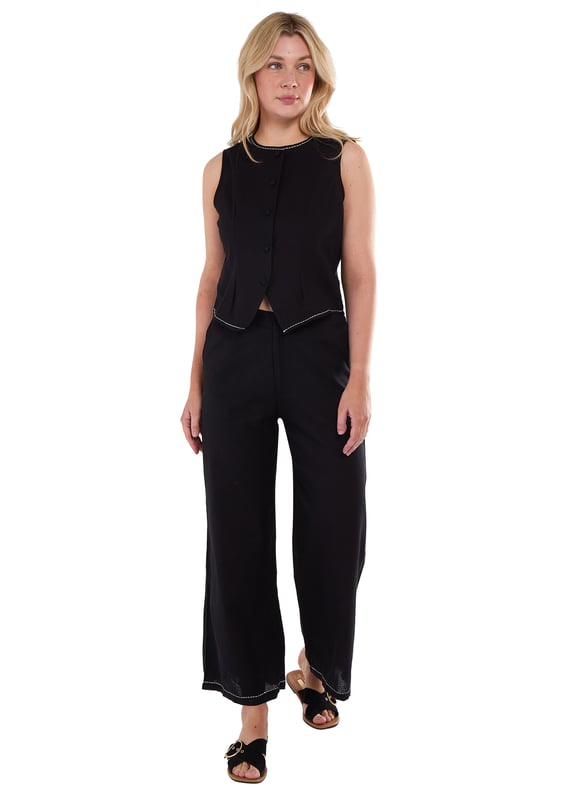 Actualiza tu vestuario con nuestro pantalón negro con detalle de puntadas bordadas en contraste. Con su elegante diseño y sus intrincados detalles de puntadas, te sentirás segura de ti misma y con estilo. Fabricado con materiales de alta calidad, nuestro pantalón proporciona comodidad y durabilidad. Eleva tu look con esta prenda imprescindible.