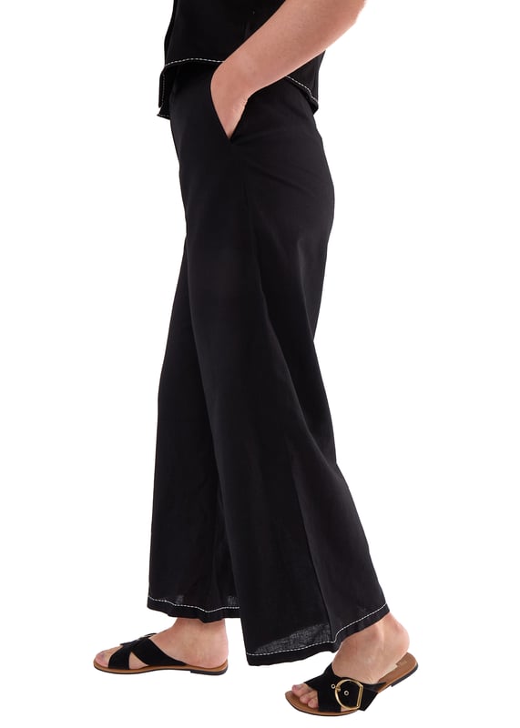 Actualiza tu vestuario con nuestro pantalón negro con detalle de puntadas bordadas en contraste. Con su elegante diseño y sus intrincados detalles de puntadas, te sentirás segura de ti misma y con estilo. Fabricado con materiales de alta calidad, nuestro pantalón proporciona comodidad y durabilidad. Eleva tu look con esta prenda imprescindible.