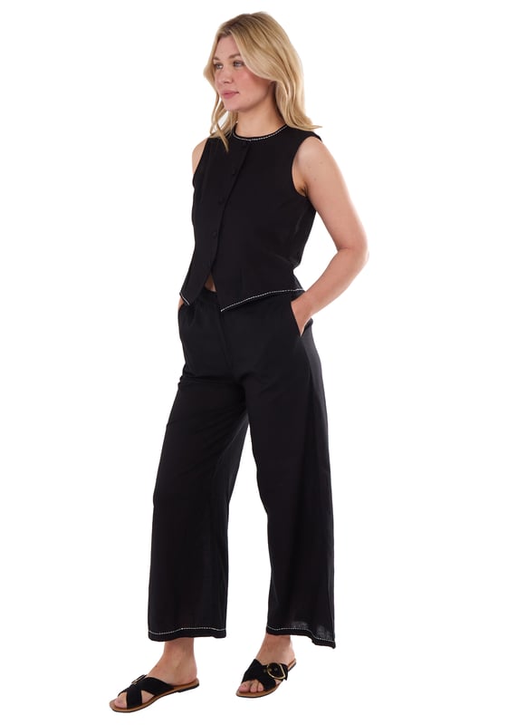 Actualiza tu vestuario con nuestro pantalón negro con detalle de puntadas bordadas en contraste. Con su elegante diseño y sus intrincados detalles de puntadas, te sentirás segura de ti misma y con estilo. Fabricado con materiales de alta calidad, nuestro pantalón proporciona comodidad y durabilidad. Eleva tu look con esta prenda imprescindible.