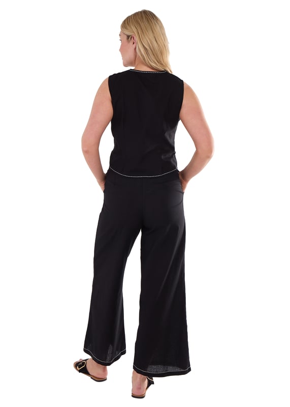 Actualiza tu vestuario con nuestro pantalón negro con detalle de puntadas bordadas en contraste. Con su elegante diseño y sus intrincados detalles de puntadas, te sentirás segura de ti misma y con estilo. Fabricado con materiales de alta calidad, nuestro pantalón proporciona comodidad y durabilidad. Eleva tu look con esta prenda imprescindible.