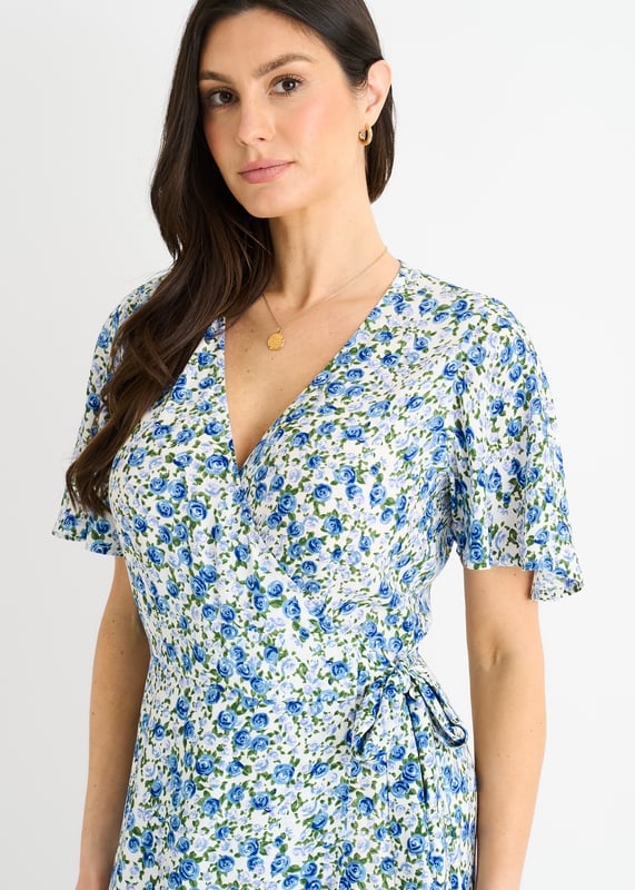 Eleva tu vestuario con nuestro vestido midi floral azul. Esta versátil prenda presenta un favorecedor diseño envolvente y un bonito estampado floral. Perfecto para cualquier evento informal, este vestido te permitirá pasar del día a la noche sin esfuerzo. Mejora tu estilo y siéntete segura allá donde vayas.