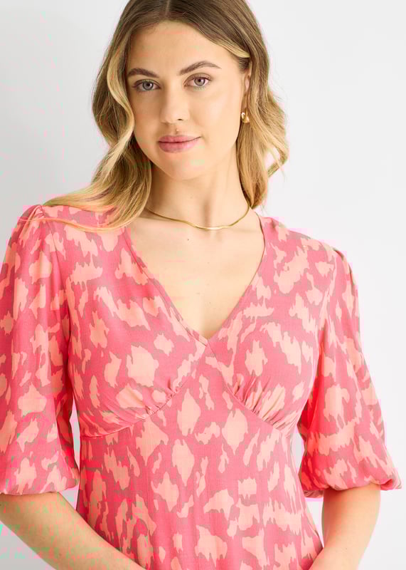Sie suchen nach dem perfekten Kleid für einen lustigen Tag im Freien? Dann ist unser pinkfarbenes Viskose-Midikleid mit Tiermuster genau das Richtige! Dieses Kleid aus weichem und atmungsaktivem Viskosestoff ist mit einem verspielten rosa Tierprint versehen, der alle Blicke auf sich zieht. Mit diesem Kleid sind Sie den ganzen Tag über bequem und stilvoll gekleidet.