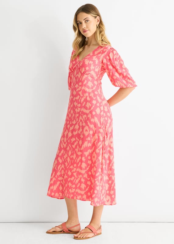 Sie suchen nach dem perfekten Kleid für einen lustigen Tag im Freien? Dann ist unser pinkfarbenes Viskose-Midikleid mit Tiermuster genau das Richtige! Dieses Kleid aus weichem und atmungsaktivem Viskosestoff ist mit einem verspielten rosa Tierprint versehen, der alle Blicke auf sich zieht. Mit diesem Kleid sind Sie den ganzen Tag über bequem und stilvoll gekleidet.