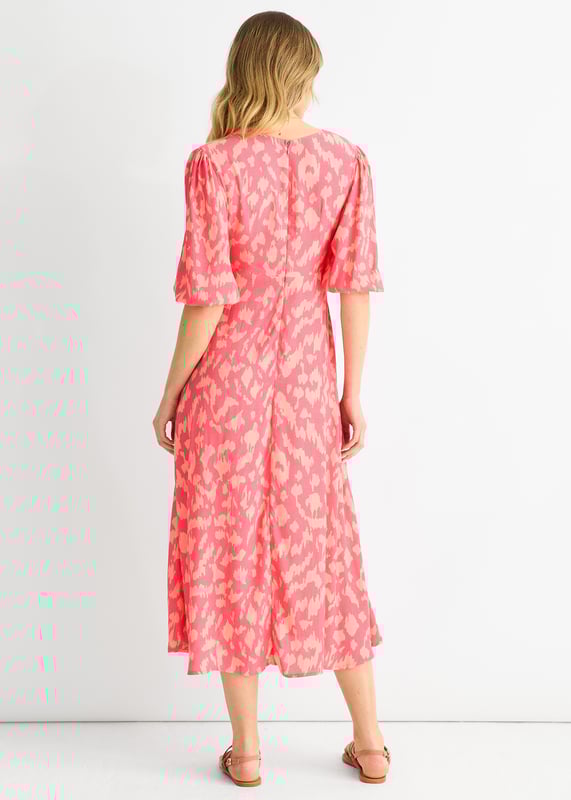 Sie suchen nach dem perfekten Kleid für einen lustigen Tag im Freien? Dann ist unser pinkfarbenes Viskose-Midikleid mit Tiermuster genau das Richtige! Dieses Kleid aus weichem und atmungsaktivem Viskosestoff ist mit einem verspielten rosa Tierprint versehen, der alle Blicke auf sich zieht. Mit diesem Kleid sind Sie den ganzen Tag über bequem und stilvoll gekleidet.