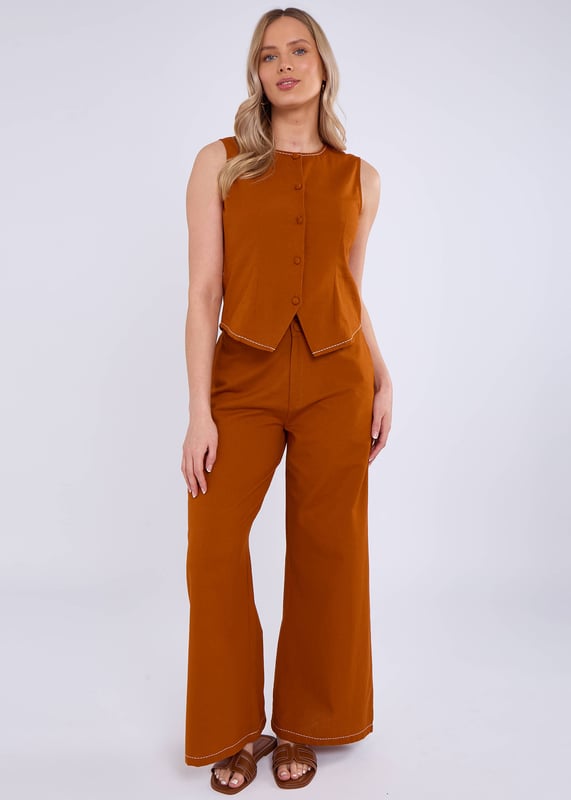 Eleva tu estilo con este abrigo de cintura con detalle de puntadas en contraste de algodón Rust. Confeccionado en algodón de alta calidad, este abrigo ofrece un ajuste cómodo y ligero. Las costuras en contraste añaden un toque de exclusividad a su diseño clásico. Perfecto para cualquier ocasión, este abrigo te mantendrá elegante y segura de ti misma.