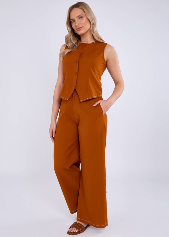 Eleva tu estilo con este abrigo de cintura con detalle de puntadas en contraste de algodón Rust. Confeccionado en algodón de alta calidad, este abrigo ofrece un ajuste cómodo y ligero. Las costuras en contraste añaden un toque de exclusividad a su diseño clásico. Perfecto para cualquier ocasión, este abrigo te mantendrá elegante y segura de ti misma.