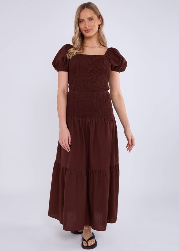 Eleva tu estilo con nuestro top de algodón con mangas abullonadas y fruncido en color chocolate. Confeccionado en lujoso algodón, el diseño fruncido y las mangas abullonadas añaden un toque de estilo a cualquier armario. Mantente cómoda y a la moda durante todo el día.