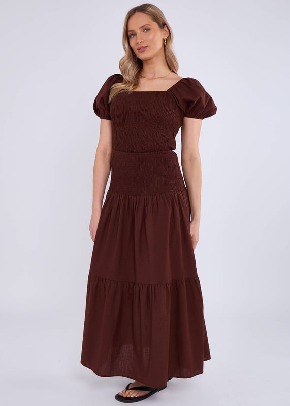 Eleva tu estilo con nuestro top de algodón con mangas abullonadas y fruncido en color chocolate. Confeccionado en lujoso algodón, el diseño fruncido y las mangas abullonadas añaden un toque de estilo a cualquier armario. Mantente cómoda y a la moda durante todo el día.