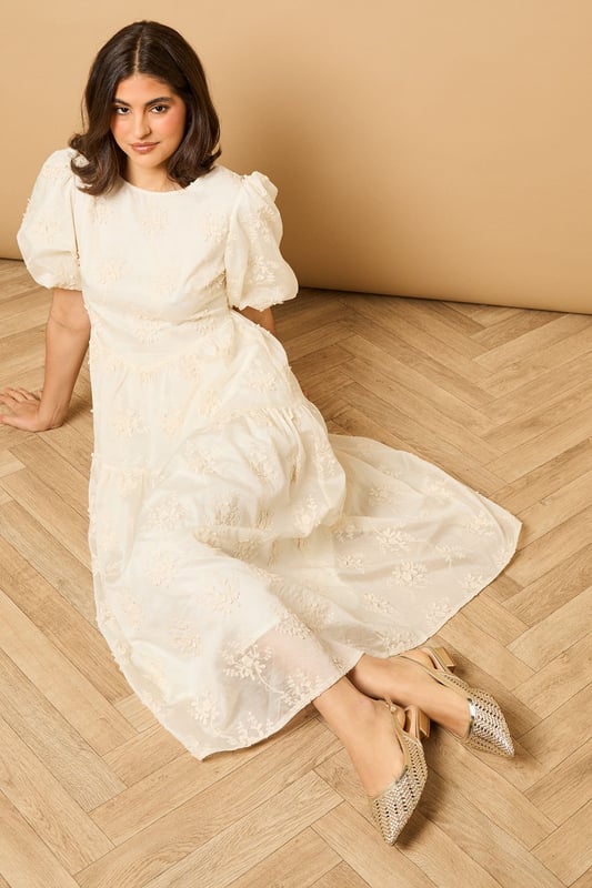 Elegant woven texture design across the pointed toe for distinctive visual interest
        Comfortable low heel measuring between 2.5-4.5cm perfect for all-day wear
        Slingback strap with adjustable buckle fastening for a secure fit
        Versatile court shoe silhouette with a modern pointed toe
        Faux leather construction offering durability and easy maintenance
    
    The Clara slingback courts from Oasis present the perfect balance of comfort and style for the fashion-conscious woman. The intricate woven texture adds a touch of sophistication to these versatile shoes, while the pointed toe creates a flattering silhouette that elongates the leg. Style these courts with straight-leg jeans and a crisp white tee for effortless daytime chic, as shown by our model. For family gatherings or casual brunches, pair with a floral midi dress and denim jacket for that quintessential Oasis look. The practical low heel ensures comfort throughout the day without compromising on style, making these shoes an essential addition to your wardrobe. The adjustable slingback design offers both security and a contemporary aesthetic that works beautifully across seasons and occasions.