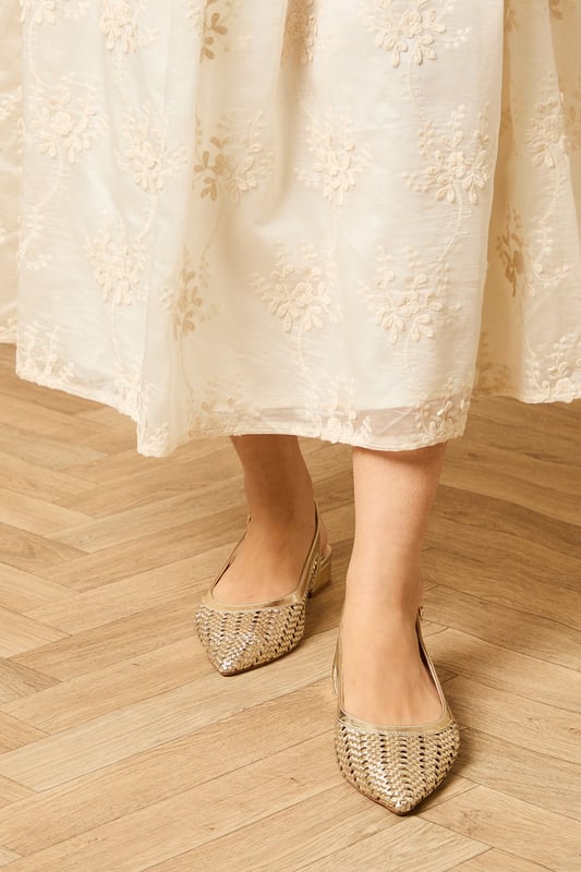 Elegant woven texture design across the pointed toe for distinctive visual interest
        Comfortable low heel measuring between 2.5-4.5cm perfect for all-day wear
        Slingback strap with adjustable buckle fastening for a secure fit
        Versatile court shoe silhouette with a modern pointed toe
        Faux leather construction offering durability and easy maintenance
    
    The Clara slingback courts from Oasis present the perfect balance of comfort and style for the fashion-conscious woman. The intricate woven texture adds a touch of sophistication to these versatile shoes, while the pointed toe creates a flattering silhouette that elongates the leg. Style these courts with straight-leg jeans and a crisp white tee for effortless daytime chic, as shown by our model. For family gatherings or casual brunches, pair with a floral midi dress and denim jacket for that quintessential Oasis look. The practical low heel ensures comfort throughout the day without compromising on style, making these shoes an essential addition to your wardrobe. The adjustable slingback design offers both security and a contemporary aesthetic that works beautifully across seasons and occasions.