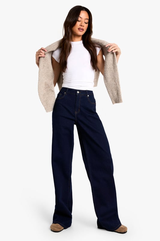 Relaxed boyfriend fit designed specifically for taller frames
        Wide-leg silhouette offering maximum comfort and movement
        Classic five-pocket design with functional front and back pockets
        High-rise waistband for a flattering and secure fit
        Durable denim fabric with slight stretch for all-day comfort
    
    These Tall Boyfriend-Jeans from Boohoo deliver the perfect balance of comfort and style for the fashion-forward woman. The relaxed, wide-leg silhouette creates a laid-back vibe while the high-rise waist offers a figure-enhancing fit that works brilliantly with cropped tops or tucked-in tees. Style them as seen with a simple white t-shirt and neutral cardigan for effortless daytime chic, or dress them up with a bodysuit and statement jewellery for casual evenings out. The versatile design makes these jeans ideal for weekend brunches, shopping trips with mates, or casual Fridays at work. Pair with trainers for a cool, casual look or add chunky boots to give your outfit an edgier feel. These boyfriend jeans are a wardrobe essential that will quickly become your go-to for comfortable yet stylish everyday wear.