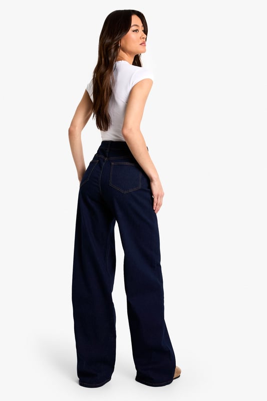 Relaxed boyfriend fit designed specifically for taller frames
        Wide-leg silhouette offering maximum comfort and movement
        Classic five-pocket design with functional front and back pockets
        High-rise waistband for a flattering and secure fit
        Durable denim fabric with slight stretch for all-day comfort
    
    These Tall Boyfriend-Jeans from Boohoo deliver the perfect balance of comfort and style for the fashion-forward woman. The relaxed, wide-leg silhouette creates a laid-back vibe while the high-rise waist offers a figure-enhancing fit that works brilliantly with cropped tops or tucked-in tees. Style them as seen with a simple white t-shirt and neutral cardigan for effortless daytime chic, or dress them up with a bodysuit and statement jewellery for casual evenings out. The versatile design makes these jeans ideal for weekend brunches, shopping trips with mates, or casual Fridays at work. Pair with trainers for a cool, casual look or add chunky boots to give your outfit an edgier feel. These boyfriend jeans are a wardrobe essential that will quickly become your go-to for comfortable yet stylish everyday wear.