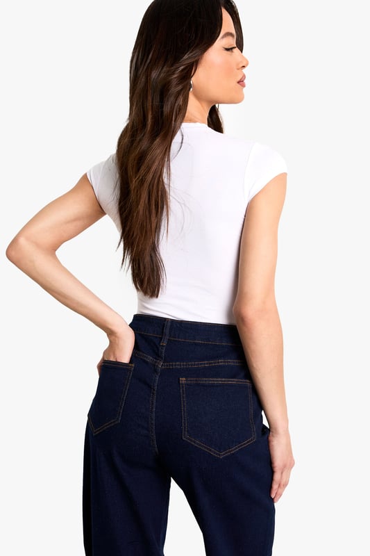 Relaxed boyfriend fit designed specifically for taller frames
        Wide-leg silhouette offering maximum comfort and movement
        Classic five-pocket design with functional front and back pockets
        High-rise waistband for a flattering and secure fit
        Durable denim fabric with slight stretch for all-day comfort
    
    These Tall Boyfriend-Jeans from Boohoo deliver the perfect balance of comfort and style for the fashion-forward woman. The relaxed, wide-leg silhouette creates a laid-back vibe while the high-rise waist offers a figure-enhancing fit that works brilliantly with cropped tops or tucked-in tees. Style them as seen with a simple white t-shirt and neutral cardigan for effortless daytime chic, or dress them up with a bodysuit and statement jewellery for casual evenings out. The versatile design makes these jeans ideal for weekend brunches, shopping trips with mates, or casual Fridays at work. Pair with trainers for a cool, casual look or add chunky boots to give your outfit an edgier feel. These boyfriend jeans are a wardrobe essential that will quickly become your go-to for comfortable yet stylish everyday wear.