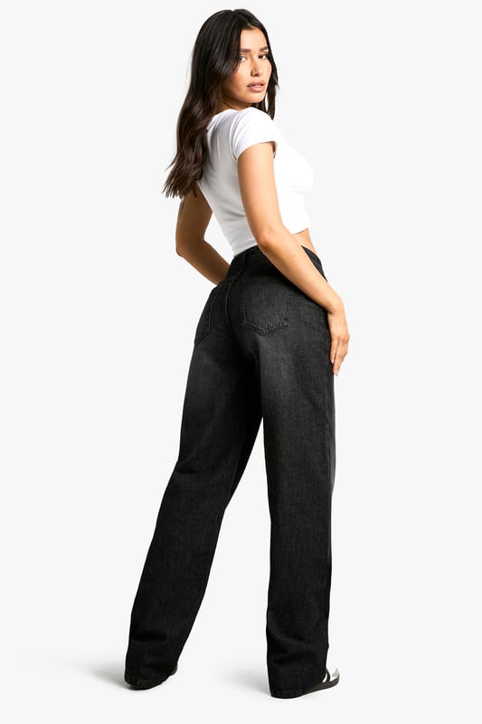 Designed specifically for taller frames with extra length in the leg
        Relaxed boyfriend fit with a comfortable, loose silhouette
        Classic five-pocket design with traditional stitching detail
        Wide leg opening for a contemporary, fashion-forward look
        Slight stretch in the fabric allows for comfortable all-day wear
    
    These Tall Basic Boyfriend-Jeans from Boohoo offer the perfect balance of comfort and style for the fashion-conscious woman. The relaxed fit creates an effortlessly cool silhouette while the cotton-rich fabric ensures breathability and durability for everyday wear. As shown, they pair brilliantly with a fitted crop top and trainers for a casual daytime look, or dress them up with a bodysuit and heels for evening drinks with friends. The versatile design makes these jeans ideal for weekend brunches, shopping trips, or casual Friday workwear. Their wide-leg style works wonderfully with both oversized and fitted tops, allowing you to customise your look according to the occasion. A wardrobe essential that combines timeless appeal with contemporary styling.