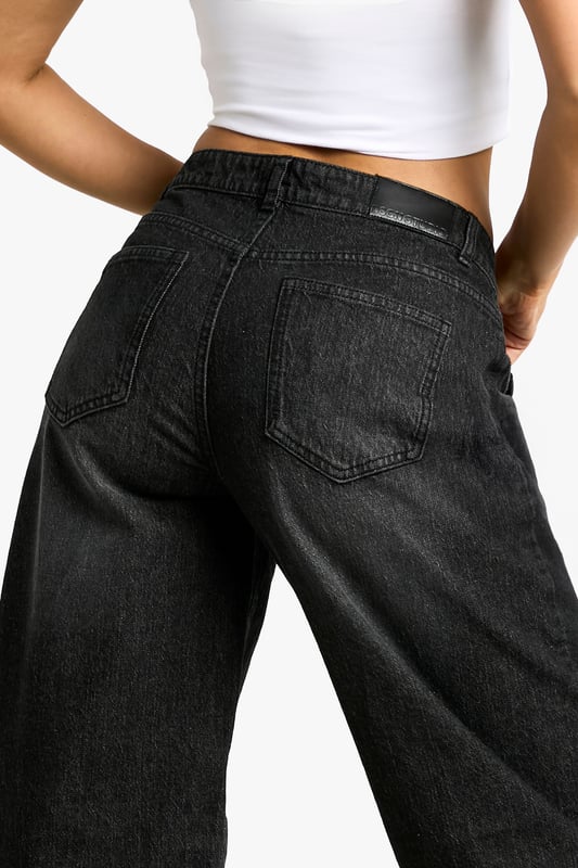 Designed specifically for taller frames with extra length in the leg
        Relaxed boyfriend fit with a comfortable, loose silhouette
        Classic five-pocket design with traditional stitching detail
        Wide leg opening for a contemporary, fashion-forward look
        Slight stretch in the fabric allows for comfortable all-day wear
    
    These Tall Basic Boyfriend-Jeans from Boohoo offer the perfect balance of comfort and style for the fashion-conscious woman. The relaxed fit creates an effortlessly cool silhouette while the cotton-rich fabric ensures breathability and durability for everyday wear. As shown, they pair brilliantly with a fitted crop top and trainers for a casual daytime look, or dress them up with a bodysuit and heels for evening drinks with friends. The versatile design makes these jeans ideal for weekend brunches, shopping trips, or casual Friday workwear. Their wide-leg style works wonderfully with both oversized and fitted tops, allowing you to customise your look according to the occasion. A wardrobe essential that combines timeless appeal with contemporary styling.