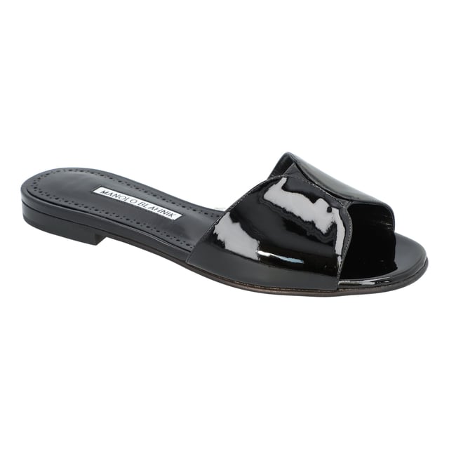 „Houramu“ Sandalen aus Kalbslackleder
10 mm flacher Absatz
Offene Zehenpartie
Obermaterial mit mehrlagigem, breitem Band
Slipper-Stil
Lederlaufsohle
Futter: Ziegenleder. Maße: Höhe: 25 mm.