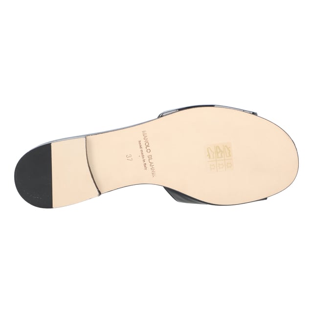 „Houramu“ Sandalen aus Kalbslackleder
10 mm flacher Absatz
Offene Zehenpartie
Obermaterial mit mehrlagigem, breitem Band
Slipper-Stil
Lederlaufsohle
Futter: Ziegenleder. Maße: Höhe: 25 mm.