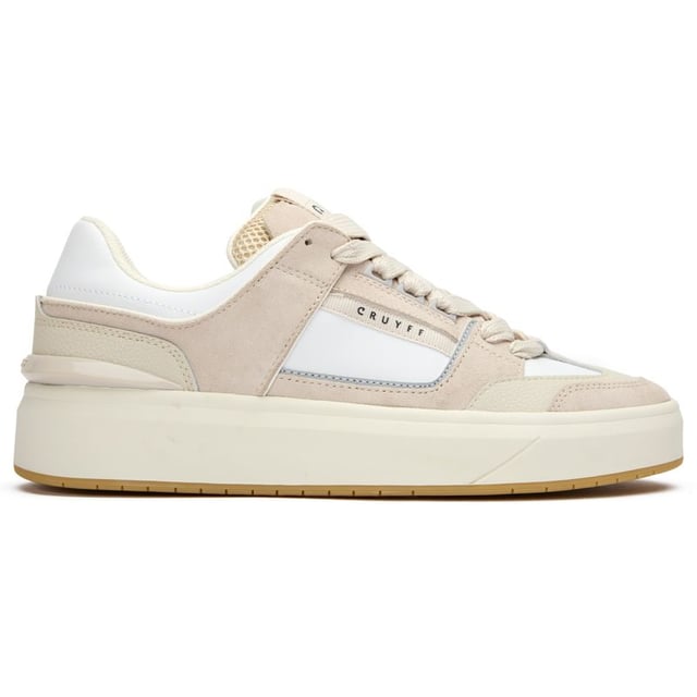 Cruyff Kickturn mengt erfgoed atletische stijl met hedendaags comfort in deze verfijnde courtschoen. Gemaakt van premium leer en suède, biedt de witte kleurvariant veelzijdige aantrekkingskracht voor casual gebruik. Kenmerkende piping accentueert de strakke lijnen, terwijl de bicolor rubberen cupzool duurzaamheid en ondersteuning biedt. De signature Cruyff spoiler voegt authentiek merkdetails toe. Met snelsluiting voor gemak en een uitneembare, gevoerde inlegzool voor comfort de hele dag door, bieden deze sneakers zowel stijl als substantiële waarde.