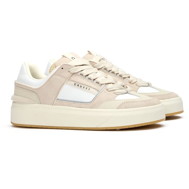 Cruyff Kickturn mengt erfgoed atletische stijl met hedendaags comfort in deze verfijnde courtschoen. Gemaakt van premium leer en suède, biedt de witte kleurvariant veelzijdige aantrekkingskracht voor casual gebruik. Kenmerkende piping accentueert de strakke lijnen, terwijl de bicolor rubberen cupzool duurzaamheid en ondersteuning biedt. De signature Cruyff spoiler voegt authentiek merkdetails toe. Met snelsluiting voor gemak en een uitneembare, gevoerde inlegzool voor comfort de hele dag door, bieden deze sneakers zowel stijl als substantiële waarde.