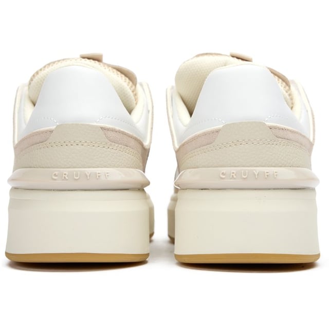 Cruyff Kickturn mengt erfgoed atletische stijl met hedendaags comfort in deze verfijnde courtschoen. Gemaakt van premium leer en suède, biedt de witte kleurvariant veelzijdige aantrekkingskracht voor casual gebruik. Kenmerkende piping accentueert de strakke lijnen, terwijl de bicolor rubberen cupzool duurzaamheid en ondersteuning biedt. De signature Cruyff spoiler voegt authentiek merkdetails toe. Met snelsluiting voor gemak en een uitneembare, gevoerde inlegzool voor comfort de hele dag door, bieden deze sneakers zowel stijl als substantiële waarde.