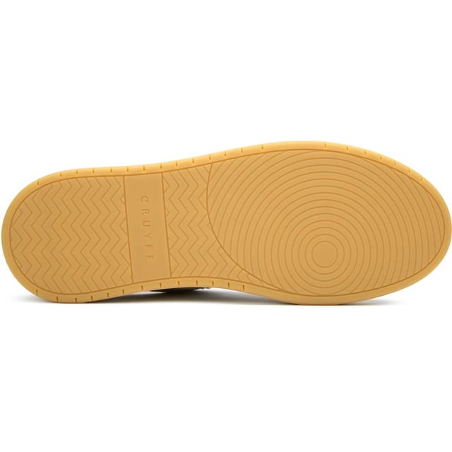 Cruyff Kickturn mengt erfgoed atletische stijl met hedendaags comfort in deze verfijnde courtschoen. Gemaakt van premium leer en suède, biedt de witte kleurvariant veelzijdige aantrekkingskracht voor casual gebruik. Kenmerkende piping accentueert de strakke lijnen, terwijl de bicolor rubberen cupzool duurzaamheid en ondersteuning biedt. De signature Cruyff spoiler voegt authentiek merkdetails toe. Met snelsluiting voor gemak en een uitneembare, gevoerde inlegzool voor comfort de hele dag door, bieden deze sneakers zowel stijl als substantiële waarde.